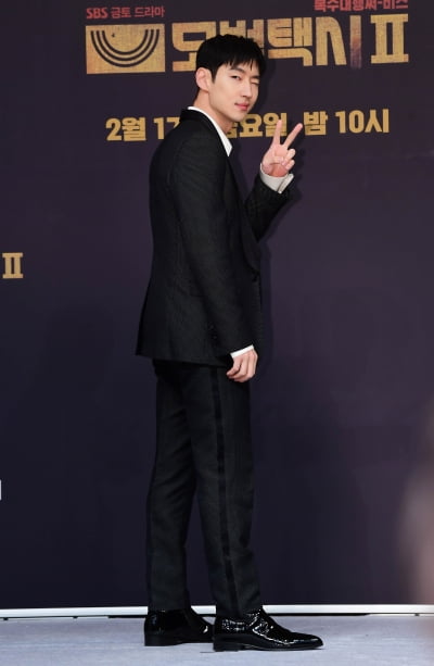 [TEN 포토] 이제훈 '뒤돌아보면 심쿵'