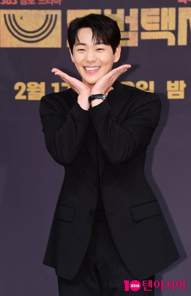 [TEN 포토] 신재하 '깜찍한 신입의 재롱'