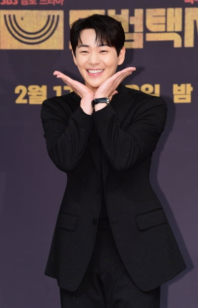 [TEN 포토] 신재하 '깜찍한 신입의 재롱'