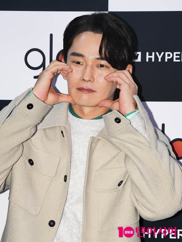 [TEN 포토] 온주완 '시크한 볼하트'