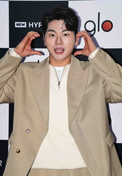 [TEN 포토] 이이경 '수줍은 하트'