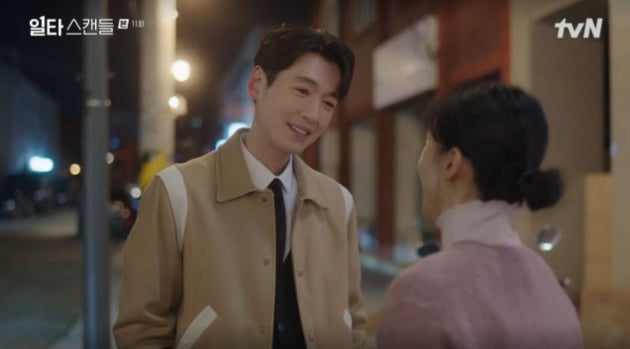 [종합] '일타스캔들' 전도연♥정경호, 본격 연애…까치발 포옹→꽃바구니 이벤트 '핑크빛 만개'