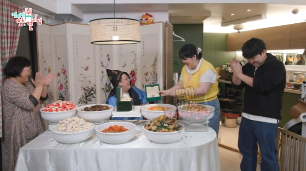 [종합] 이국주, '10년 동고동락' 매니저 위해 R사 명품시계 선물…"나 은퇴해?" 눈물('전참시')