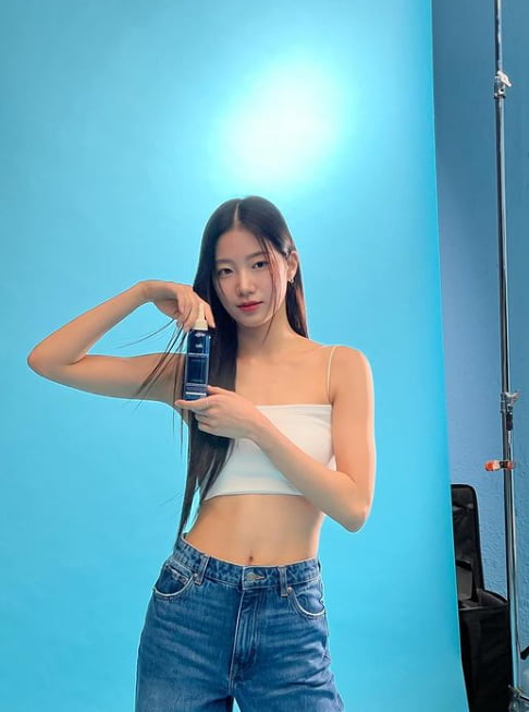 르세라핌 카즈하, 얼굴은 수지 닮은꼴…몸매는 탄탄 그 자체
