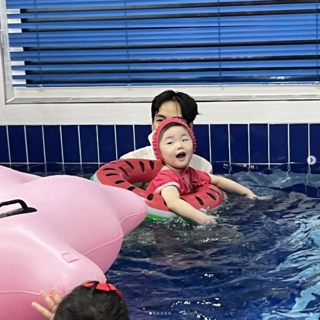 윤남기, ♥이다은과 재혼 1년 만에 육아 베테랑 등극…딸과 물놀이도 거뜬