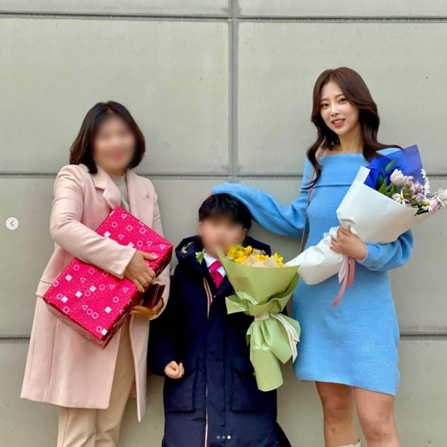 '유현철♥' 10기 옥순, 아들 어린이집 예술제에 오프숄더 원피스…"엄마가 제일 예쁘데요"
