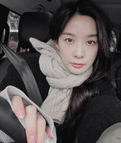 이청아, 아파트 앞 주차장서 차안 셀카…마흔의 청순美