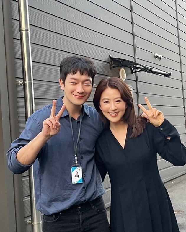 김희애, 뒤늦게 구씨 매력에 푹 "우연히 손석구 만나 성덕됐다"