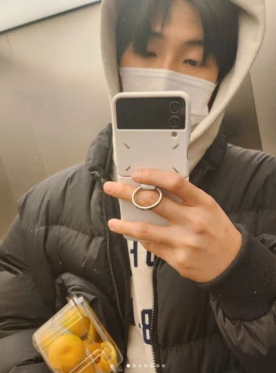 RM, 옆구리에 명품 대신 귤…월드스타의 소탈한 비타민C 섭취