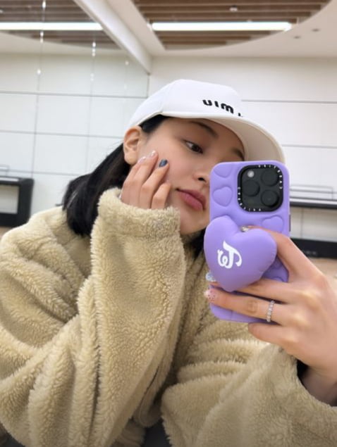 트와이스 지효, 볼륨감 드러내는 옷 없이도 화려함 그 자체