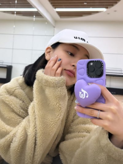 트와이스 지효, 볼륨감 드러내는 옷 없이도 화려함 그 자체
