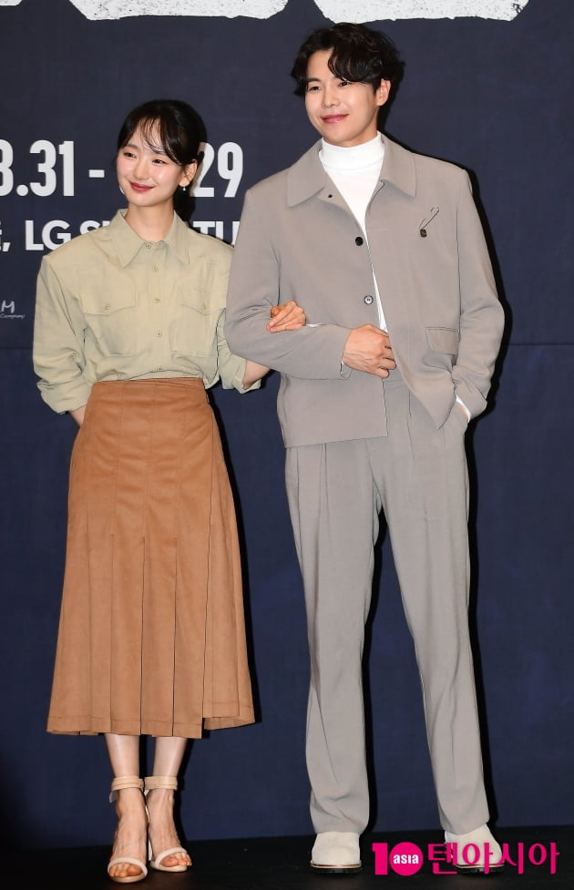[TEN 포토] 박은석-원진아 '다정하게 팔장끼고'