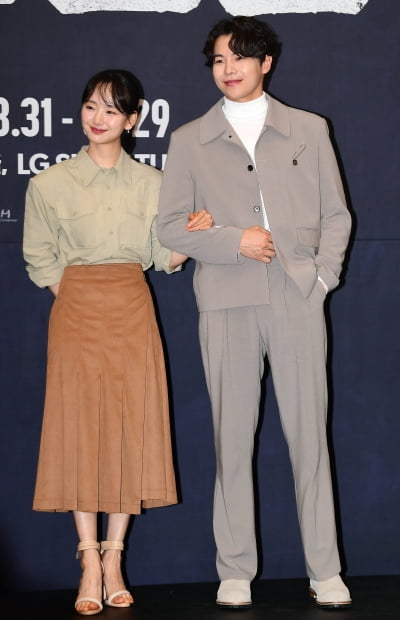 [TEN 포토] 박은석-원진아 '다정하게 팔장끼고'