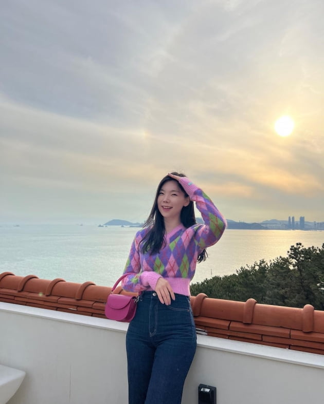 '윤남기♥' 이다은, 부산 누비고 다니는 발랄한 애엄마…"핑크쟁이"의 핑크 패션