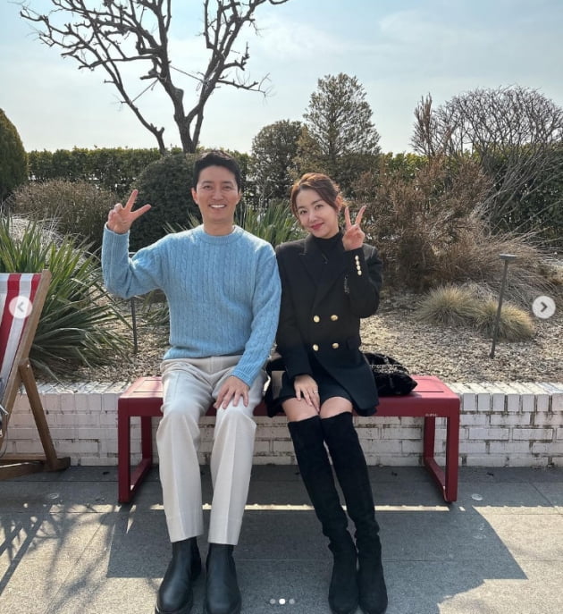 '인교진♥소이현, 껌딱지가 찍어준 사진...딸이랑 웃는모습도 붕어빵