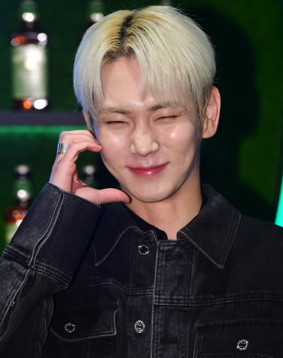 [TEN 포토] 샤이니 키 '볼하트 요청에 빵 터졌어요'