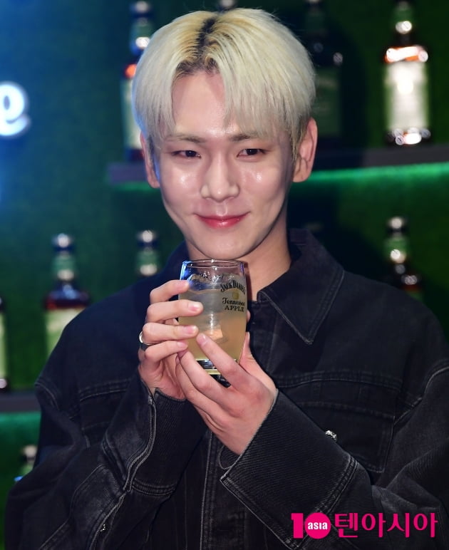 [TEN 포토] 샤이니 키 '나 혼자 마신다'