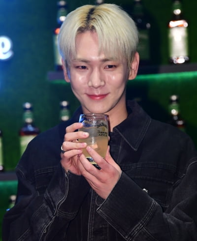 [TEN 포토] 샤이니 키 '나 혼자 마신다'