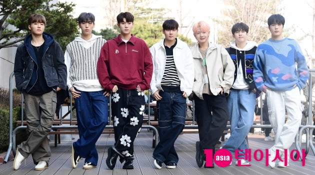 [TEN 포토] 하우 '데뷔하고 첫 뮤직뱅크 출근길'