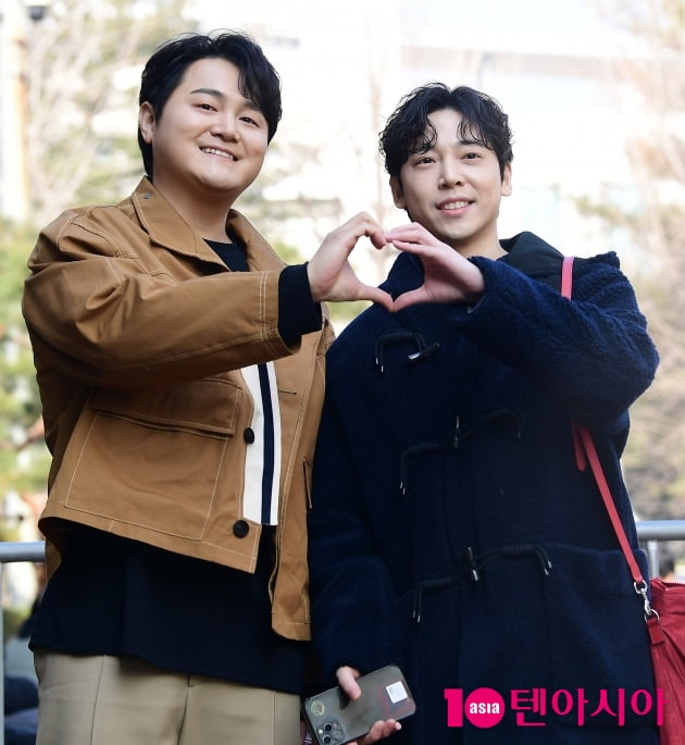 [TEN 포토] 포스트맨 '둘이 만든 아름다운 하트'