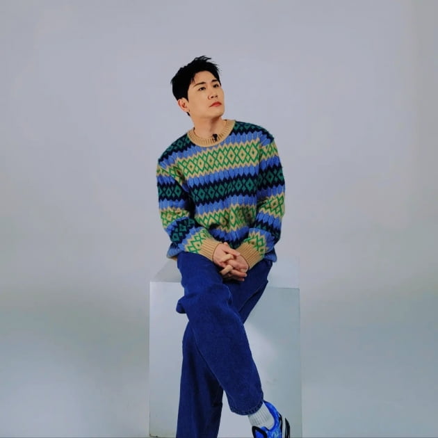 영탁, 알록달록 니트 입고 찰칵…팝업 스토어 홍보 요정