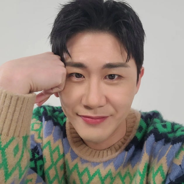 영탁, 알록달록 니트 입고 찰칵…팝업 스토어 홍보 요정