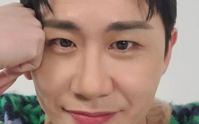 영탁, 알록달록 니트 입고 찰칵…팝업 스토어 홍보 요정
