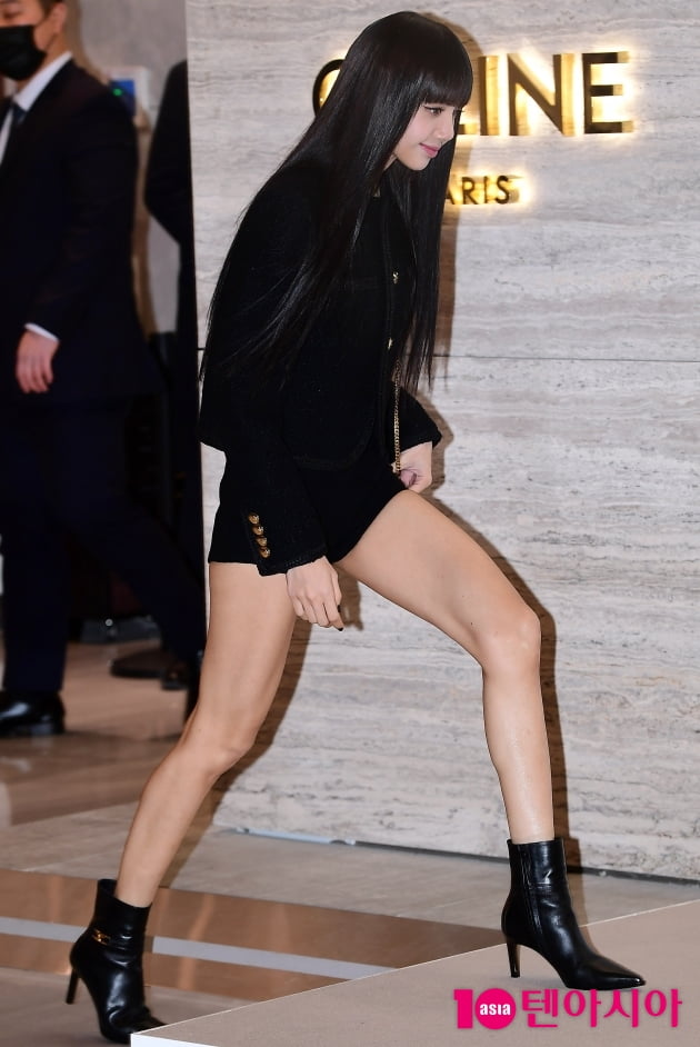 [TEN 포토] 블랙핑크 리사 '새하얀 각선미'