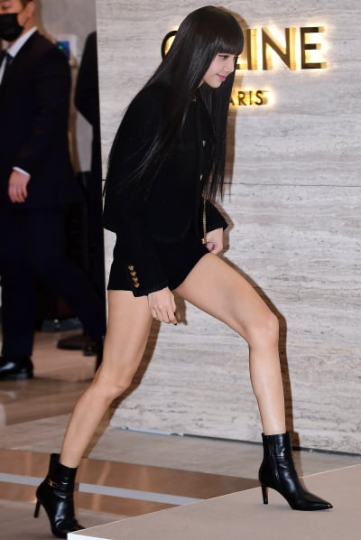 [TEN 포토] 블랙핑크 리사 '새하얀 각선미'