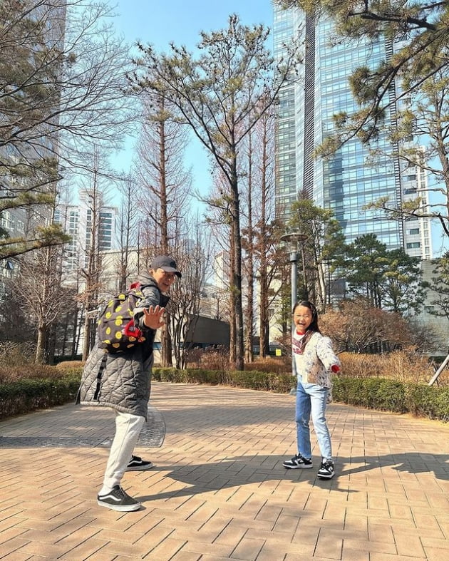 소이현, '붕어빵 부녀' 인교진·하은 포착 "똑닮"…표정·행동까지 닮았네