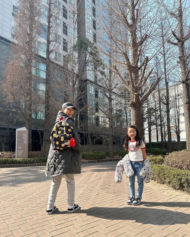 소이현, '붕어빵 부녀' 인교진·하은 포착 "똑닮"…표정·행동까지 닮았네