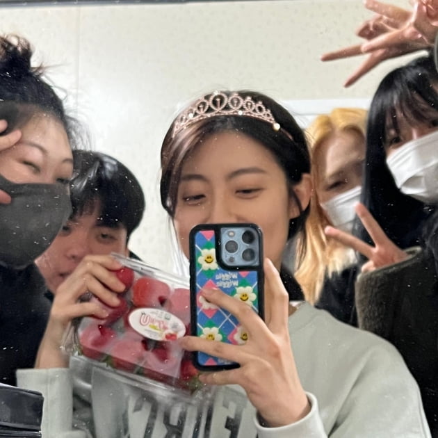 남지현, 데뷔 19주년 자축…수지는 놀라고 김고은은 "선생님 축하드려요"