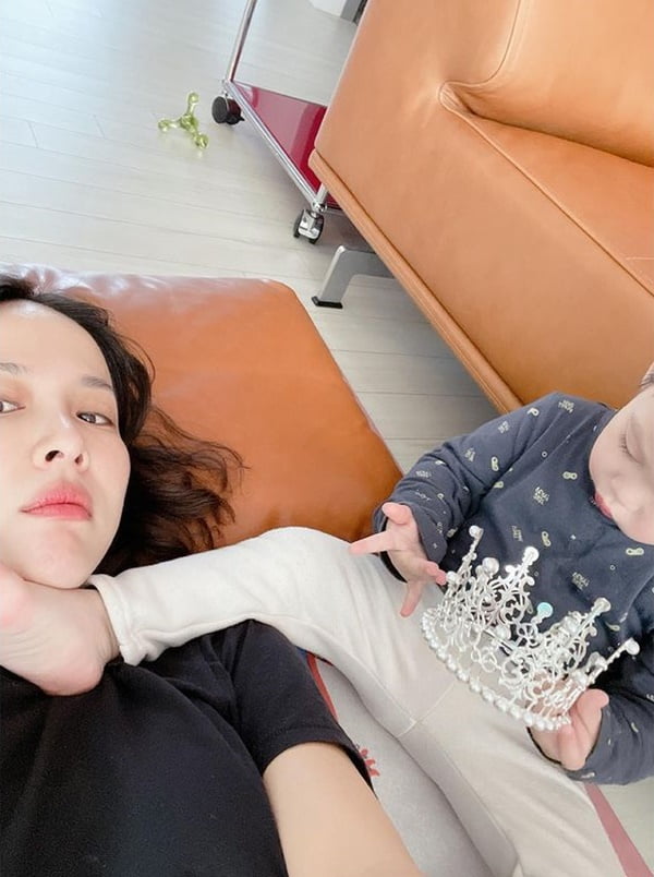 조여정, 조카 다리 공격에 알아서 얼굴 조심…흔한 여배우의 주말