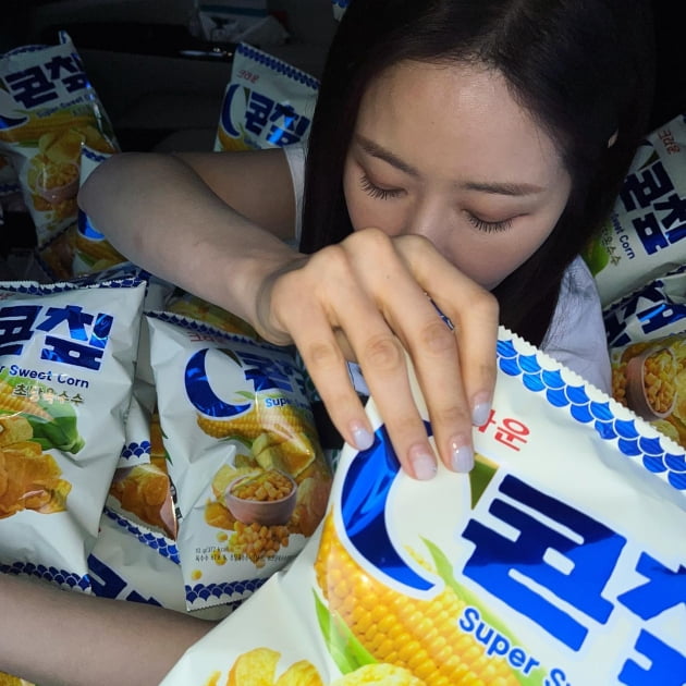 박하나, 카니발 운전석 가득 채운 과자 봉지에 파묻혔네 "이것은 진심"