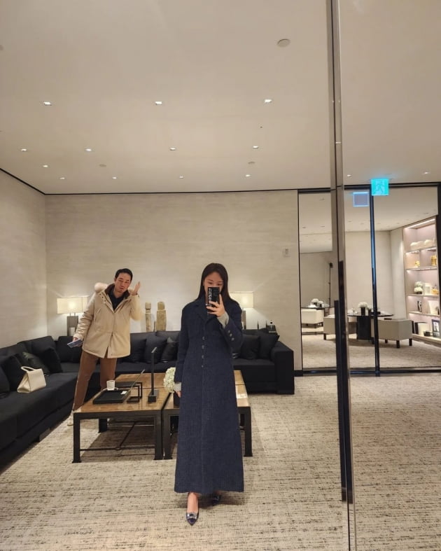 황정음, ♥남편과 부띠끄 데이트 …땅에 끌릴 것 같은 롱코트 패션