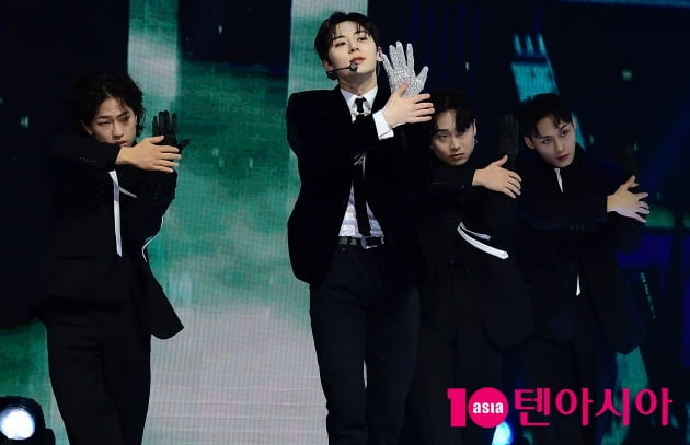 [TEN 포토] 황민현 '섹시한 눈빛'