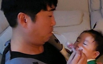 '6세 연하♥' 장동민, 보물이만 바라보는 딸 바보 "아빠 딸로 태어나줘서 고마워"