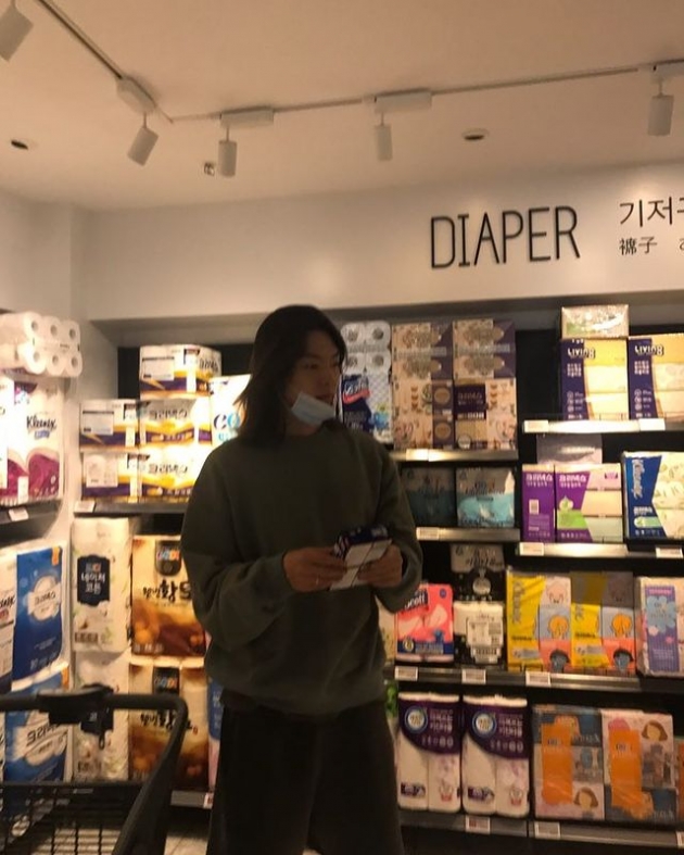 김우빈, 슈트 위에 장발로 변신…♥신민아 머리 길이 따라 잡나