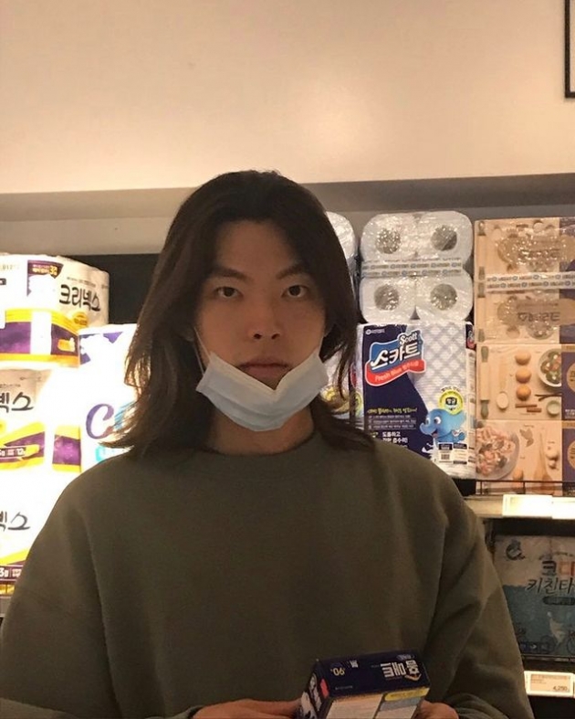 김우빈, 슈트 위에 장발로 변신…♥신민아 머리 길이 따라 잡나