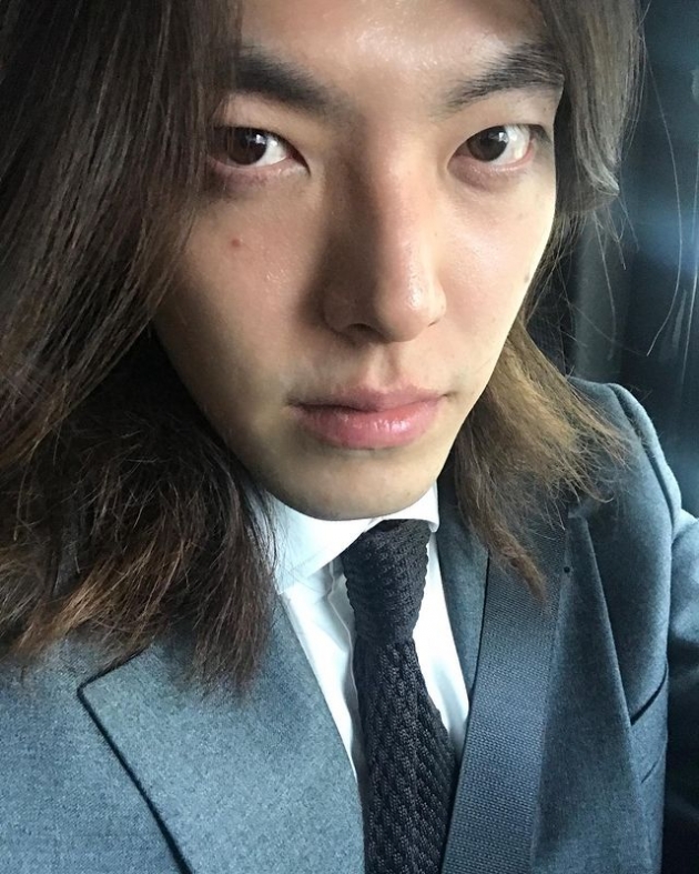 김우빈, 슈트 위에 장발로 변신…♥신민아 머리 길이 따라 잡나