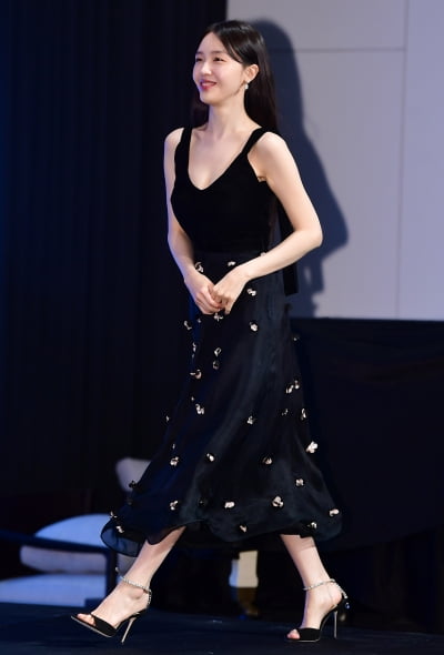[TEN 포토] 방민아 '말라도 너무 마른 몸매'