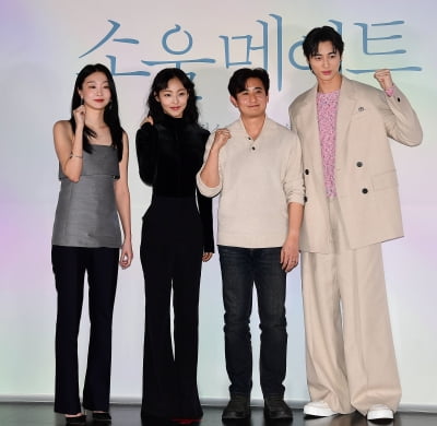 [TEN 포토] 김다미-전소니-민용근 감독-변우석 '소울메이트 파이팅!'