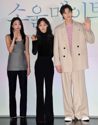 [TEN 포토] 김다미-전소니-변우석 '소울메이트 선남선녀들'