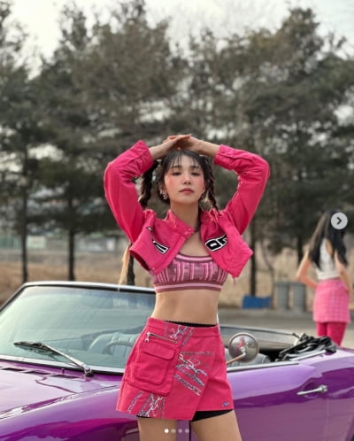 정은지, 청초함 가득한 핑크빛 매력...개미허리