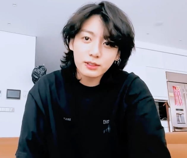 방탄소년단 정국 '감미로운 귀호강 라이브 방송' 누적 시청자 830만명→17분 만에 전세계 실트 1위 '점령'