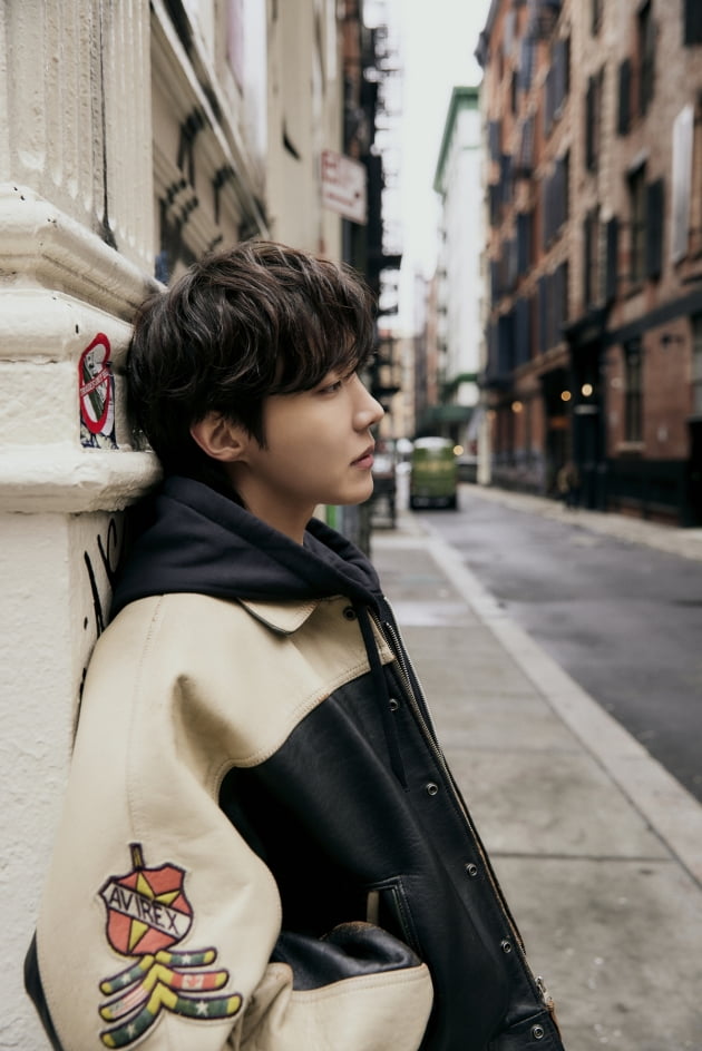 방탄소년단 제이홉, 맑고 포근한 미소…'on the street' 사진 공개
