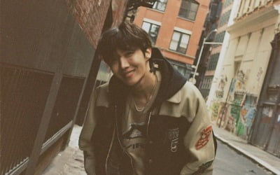 방탄소년단 제이홉, 맑고 포근한 미소…'on the street' 사진 공개