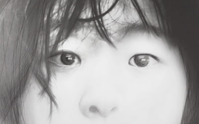 김다미, 흩날리는 순간 포착…4B로 그린 아련한 얼굴('소울메이트')