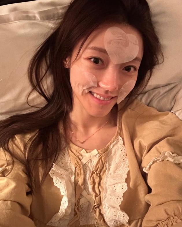 '오둥이맘' 서하얀, 초근접샷에 드러난 트러블 한두 개는 인간美…침대에서 피부 관리 중