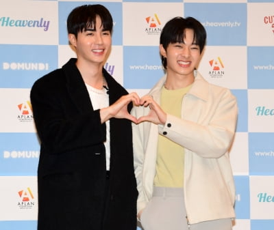 [TEN 포토] 지 프룩-누뉴 차와린 '둘이 함께 만든 하트'